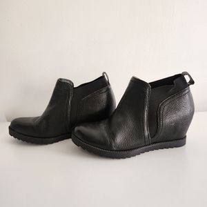 Naturalizer Black Wedge Ankle Boot Size 6.5